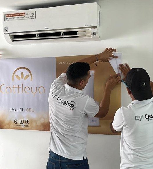 Instalación de aviso publicitario y equipo Ey Desing